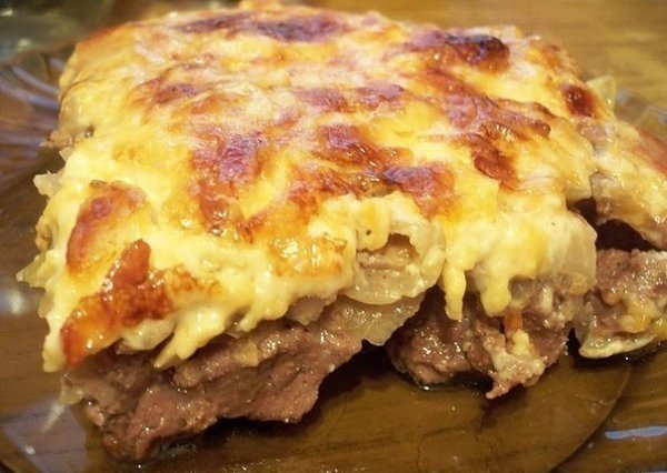 Говядина по-купечески с сыром и грибами.Ингредиенты:Мякоть говядины куском - 500 гШампиньоны свежие ...