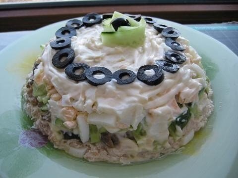 Очень вкусный салат.Ингредиенты:- 1/2 куриного филе- 2 шт. отварных яиц- 1 крупный огурец- 50 г ...