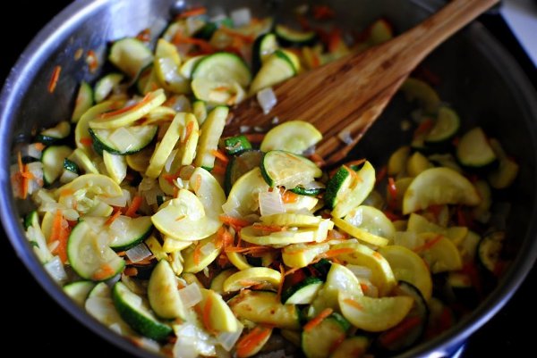 Овощное рагу.Ингредиенты:Оливковое масло (для жарки) — по вкусуСливочное масло (для жарки) — по ... - 4