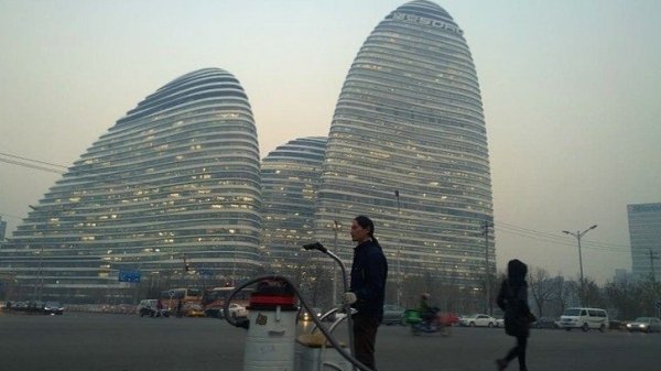 Этот парень 100 дней ходил по Пекину и пылесосил воздух. В результате из смога он сделал кирпич