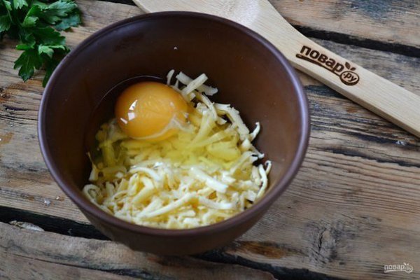Запеканка из тертого картофеля с сыром и чесноком.Ингредиенты:Картофель — 1 КилограммСыр твердый — ... - 4