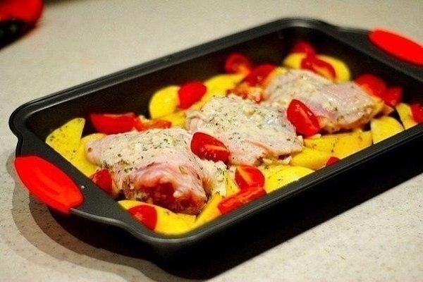 Курица, маринованная в кефире, запечённая с картофелем с травами и чесноком.Ингредиенты:Кефир 500 ... - 7