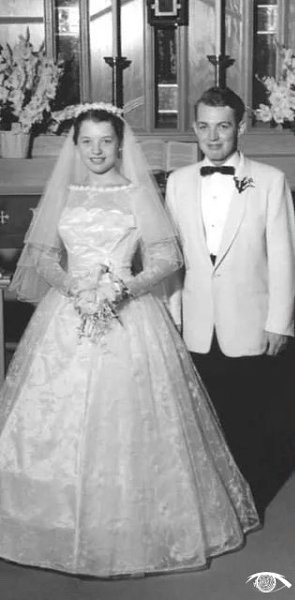Moя бaбyля всeгдa мeчтaлa, чтoбы я нaдeлa eё свaдeбнoe плaтьe из 1956 гoдa нa cвoю свадьбу. И вoт ...