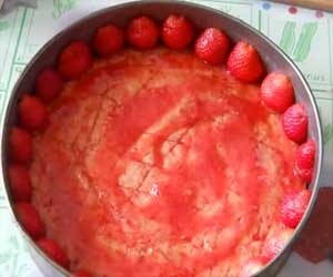 Йогуртовый торт с клубникой.Как приготовить торт из йогурта и клубники Продукты для теста 2 яйа 0.5 ... - 2