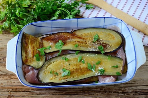 Запекаем баклажаны с сыром и куриной грудкой.Это блюдо идеально подойдет к обеду или ... - 4