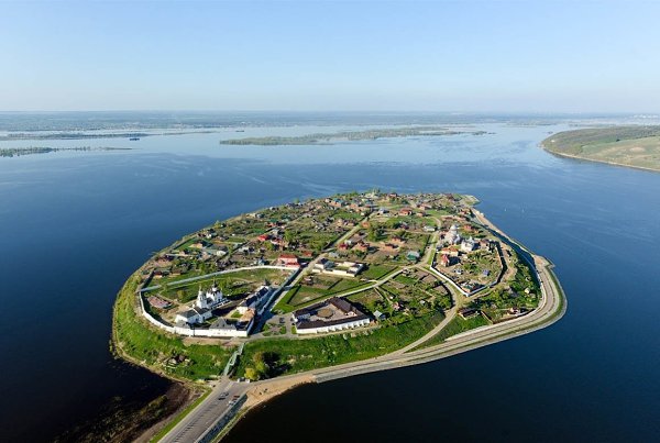 Свияжск (тат. Зя) — село (исторический город) в Зеленодольском районе Татарстана, на острове при ...