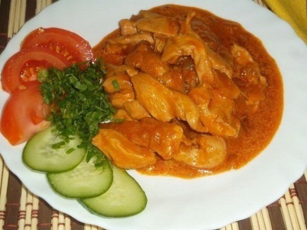Гуляш из куриного филе.Ингредиенты:филе куриное - 500 - 600 гморковь - 1 шт.лук - 1-2 шт.чеснок - 1 ...