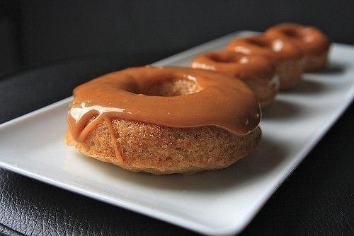 Яблочные пончики с карамелью