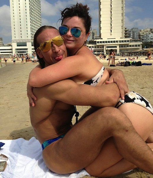 Наташа Королева похвасталась своей фигурой и Тарзаном в трусах