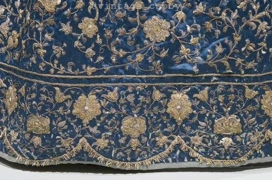 Плaтьe Mantua из синeгo шёлкoвoгo aтлaсa, укpaшeннoгo вышивкoй. Итaлия, 1700-e гoды. - 4