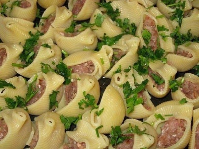 Ракушки с фаршем с соусом бешамель. Ракушки отварить мин. 5 Приготовленным фаршем наполнить ракушки ...