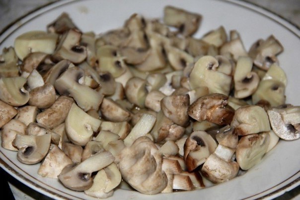 САЛАТ С КУРИНОЙ ГРУДКОЙ И ГРИБАМИ .ИНГРЕДИЕНТЫ: 500 г куриной грудки; 500 г шампиньонов; 500 г ... - 4