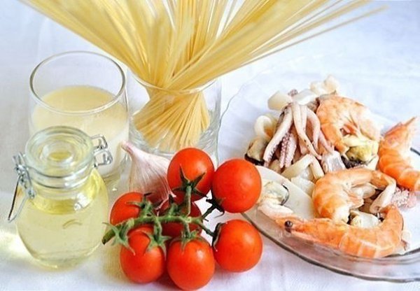 Паста с морепродуктами в томатном соусе.Ингредиенты:- Чеснок 1 головка- Масло оливковое 1-2 ст.л.- ... - 2