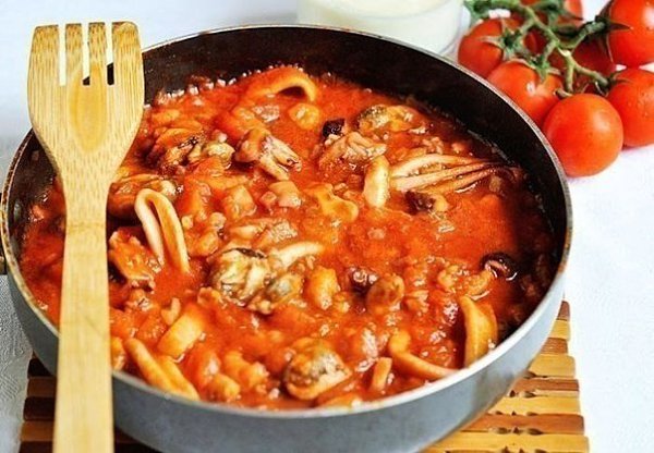 Паста с морепродуктами в томатном соусе.Ингредиенты:- Чеснок 1 головка- Масло оливковое 1-2 ст.л.- ... - 4