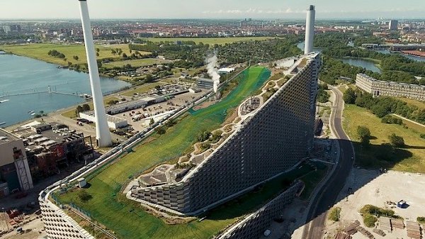 В Дании открылся завод “Энергия из отходов” с горнолыжным склоном на крыше.Архитектурное бюро BIG ... - 2