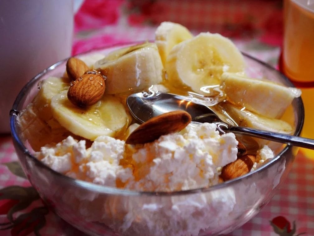 Легкий, полезный, вкусный и сытный завтрак! Сегодня ТВОРОГ! Рецепт №1 Творог с фруктами. 200 грамм ...
