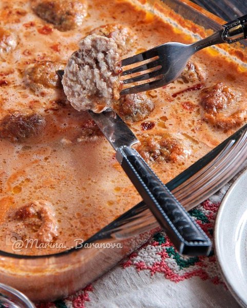 Мясные шарики в томатно-сметанном соусе.Ингредиенты:Мясо (голень индейки) — 800 гЛук репчатый — 1 ...