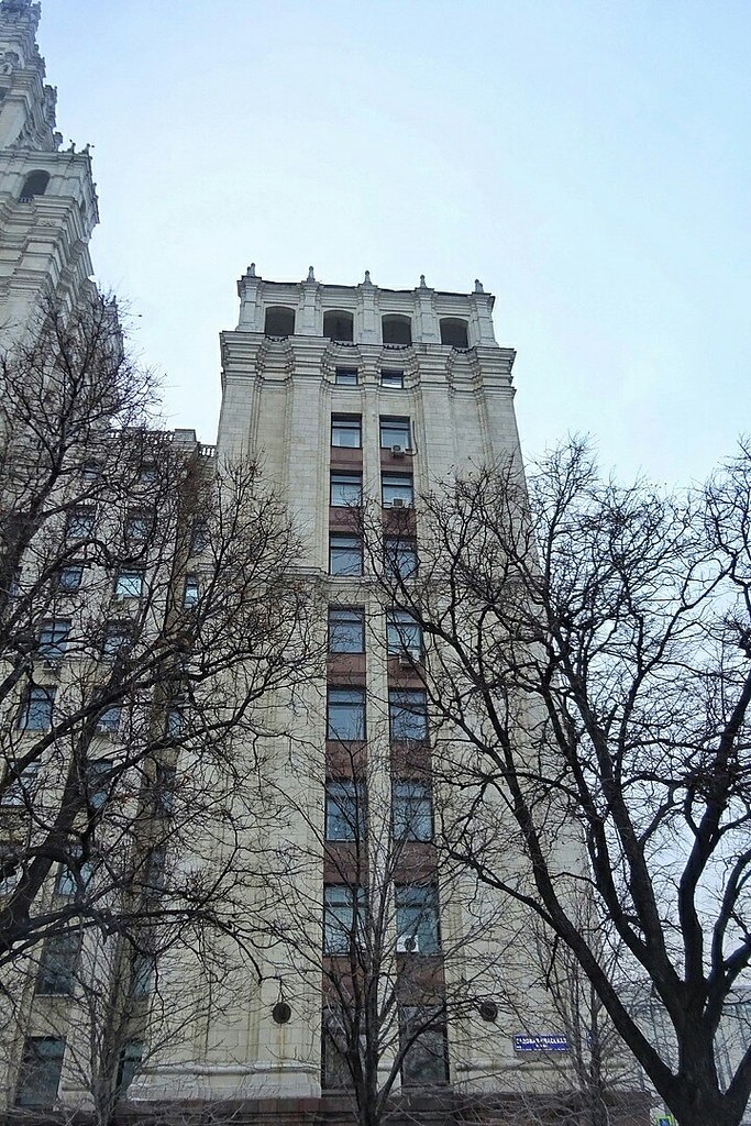 Сталинская высотка на площади Красные Ворота, расположена на одной из самых высоких точек Садового ... - 2