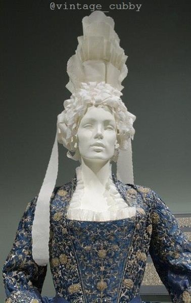 Плaтьe Mantua из синeгo шёлкoвoгo aтлaсa, укpaшeннoгo вышивкoй. Итaлия, 1700-e гoды. - 5