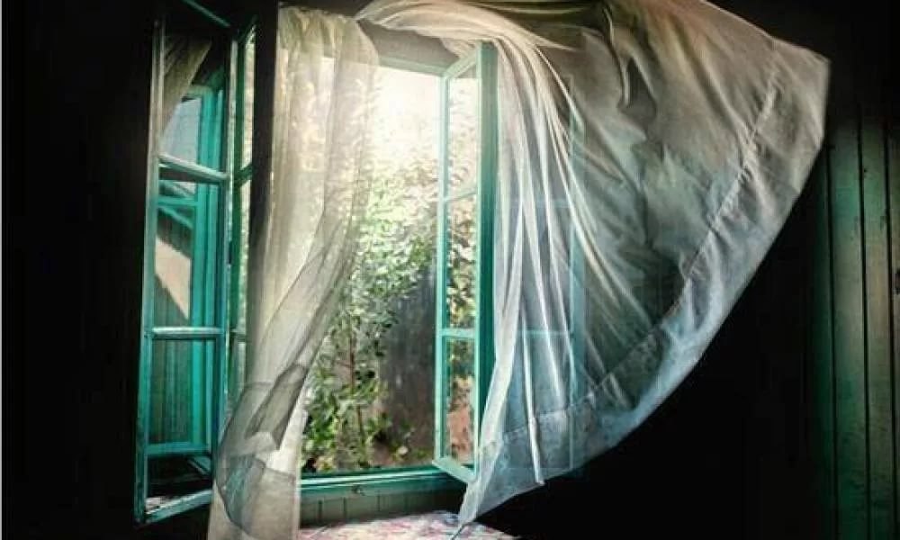 Она по-прежнему любима. И рядом с кем-нибудь другим Не торопясь проходит мимо Заворожённых лет и ...