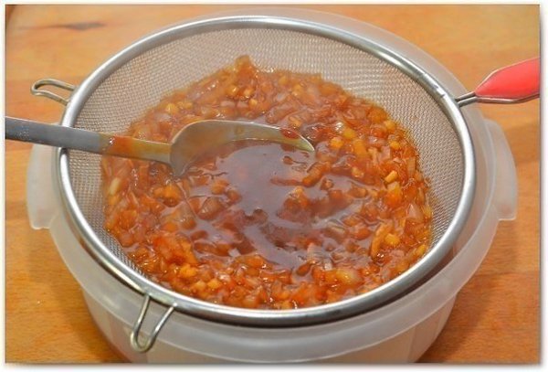 Кисло-сладкий соус.Ингредиенты:- 2 небольших луковицы- 2 зубчика чеснока- 1 кусочек имбиря (примерно ... - 5