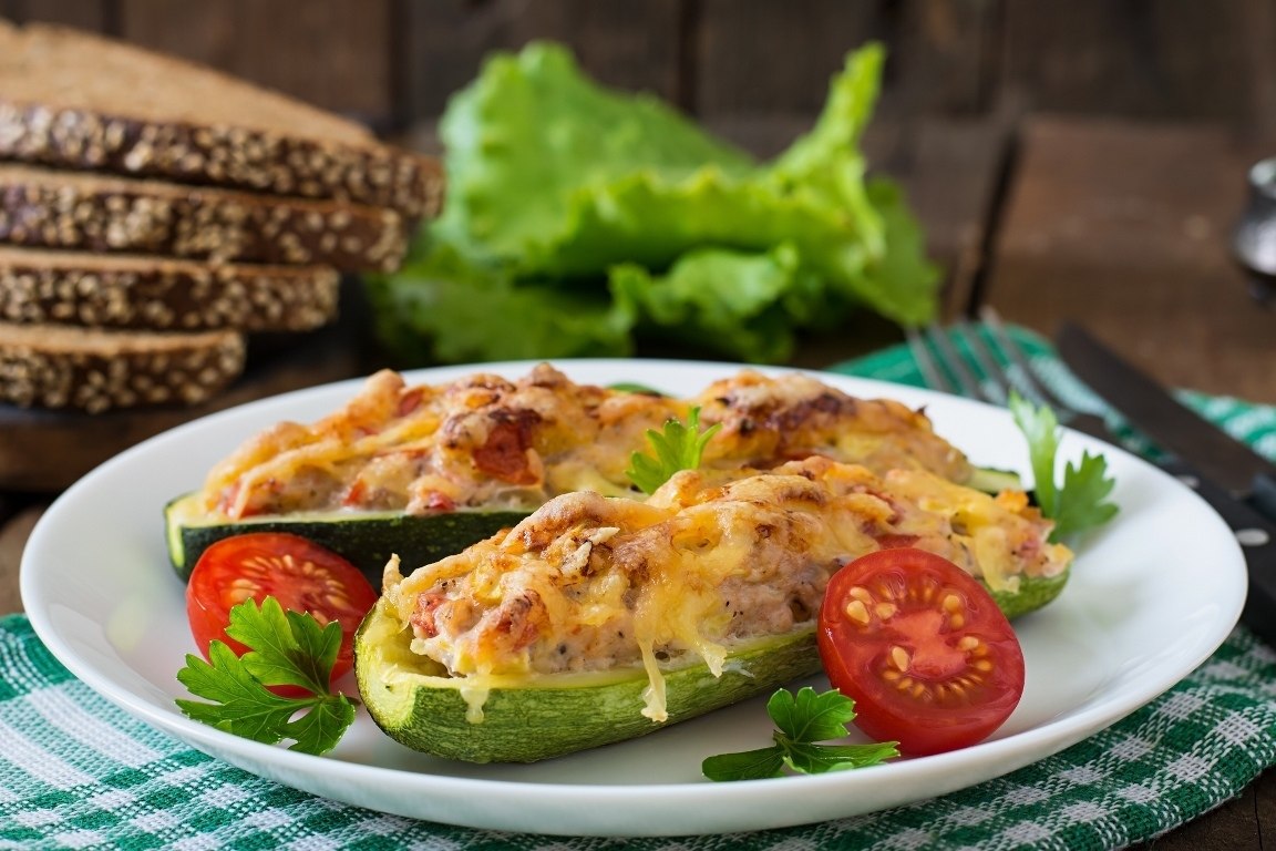 Кабачковые лодочки с курицей и яблоком .на 100грамм - 54.33 ккалБ/Ж/У - ...