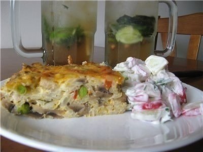 Рисовая запеканка с куриной грудкой, грибами и овощами.Нам потребуются:рис - 300 гсладкий перец - 2 ...