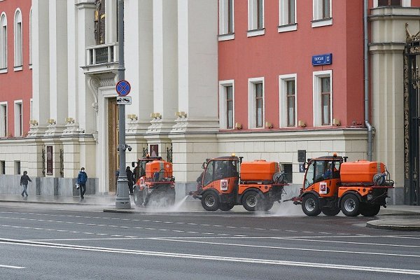 В Москве все дороги и тротуары подготовили к зиме. Их помыли со специальным шампунем. Средство ... - 4