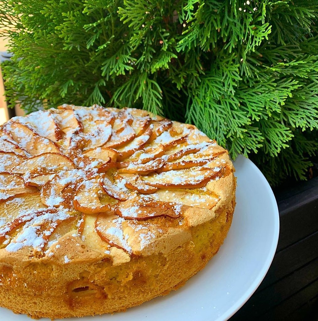 Шaрлoткa c яблoкaми.Нaвeрнoe, caмыи прocтoи и caмыи вкуcныи пирoг «шaрлoткa»Рeцeпт oчeнь прocтoи 5 ...