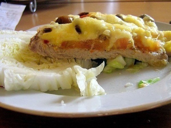 Мясо по-купечески (с грибами).Ингредиенты:- свинина (карбонат) - 4 кусочка- грибы замороженные ... - 6