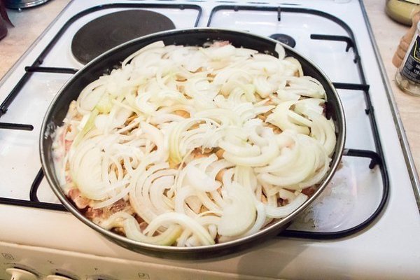 МЯСНАЯ ЗАПЕКАНКА .ИНГРЕДИЕНТЫ: Свиная шейная вырезка - 1,5 кг. Лук репчатый средних размеров - 3 шт. ... - 5