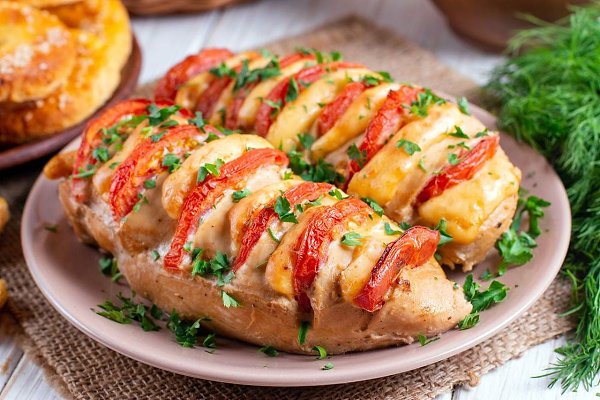 Куриные грудки с помидорами и сыром в духовке.Ингредиенты:Горчица — 1 ст. л.Филе куриное — 2 шт.Сыр ...