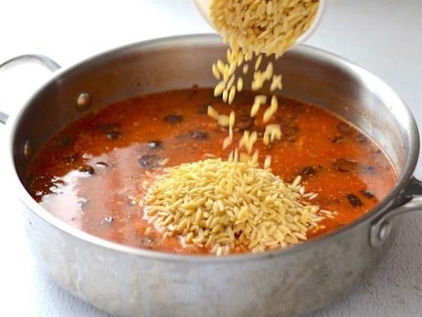 Окорочка запеченные в духовке с рисом.4 куриных бедрышка с косточками и кожей;соль и перец (черный ... - 7
