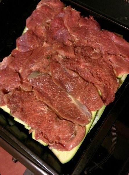 ОВОЩНАЯ ЗАПЕКАНКА .ИНГРЕДИЕНТЫ: кабачки мясо перец сыр помидорыПРИГОТОВЛЕНИЕ:Кабачки нарезать вдоль, ... - 4