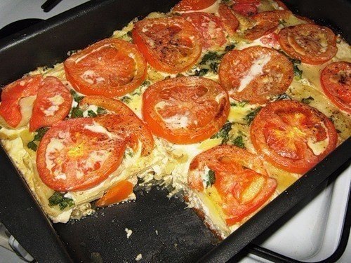 ЗАПЕКАНКА ИЗ КУРИЦЫ.Потребуется:- куриное филе- яйца- помидоры- сметанаРецепт очень прост...1) ...