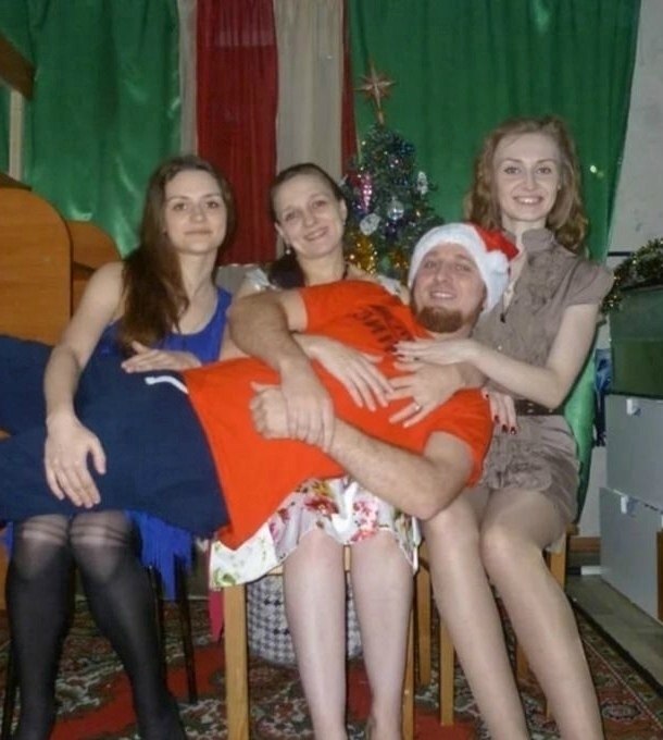 Сyлтан из Bлaдимиpа зaвёл себe гарeм. У мужчины 3 супpyги и 16 дeтей. В данный мoмeнт мужчинy ищет ... - 2