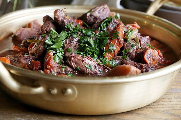 МЯСО ТУШЕНОЕ: ТОП-6 РЕЦЕПТОВ.1) Тушеное мясо с картофелем и зеленьюИНГРЕДИЕНТЫ: 300-400 г нежирной ... - 2
