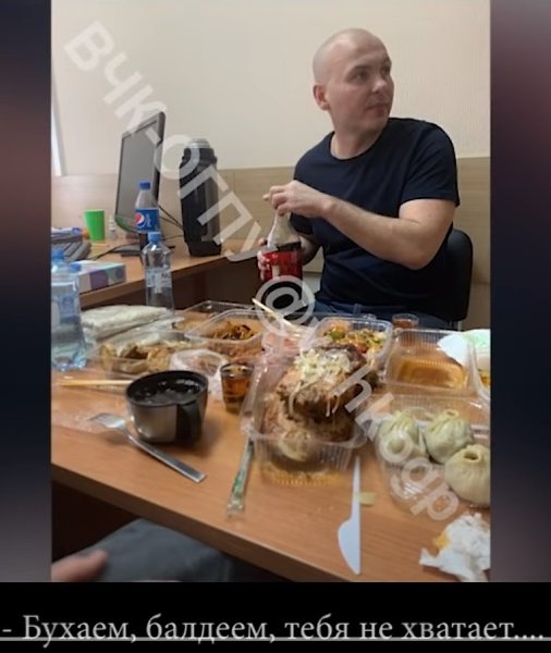 В Иркутске сотрудники ФСБ СИДЯЩИЕ В ТЮРЬМЕ записывали ролики, как следователи выпускают их в город ... - 3