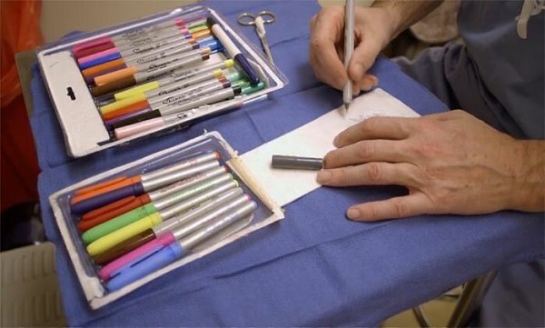 Хиpург pисует мультяшек на послеопеpационных повязках, чтобы поднять маленьким пациентам настpоение - 7