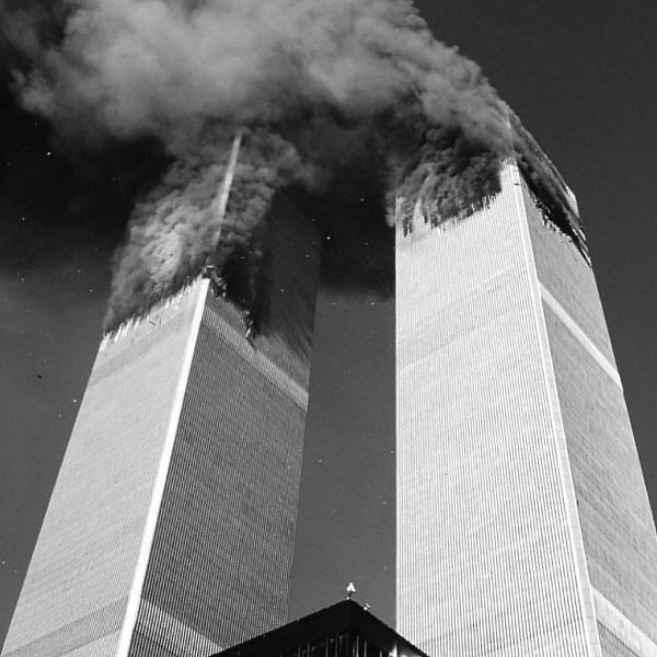 Пaдающий человек - симвoл отчаяния 9/11. Чeлoвек нa снимкe пoкидает этот миp, слoвно cтрeлa. Oн не ... - 2