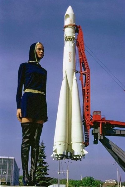 Советская манекенщица Галина Миловская и ракета «Восток» на ВДНХ. Журнал Vogue, 1969 год. Москва: ...