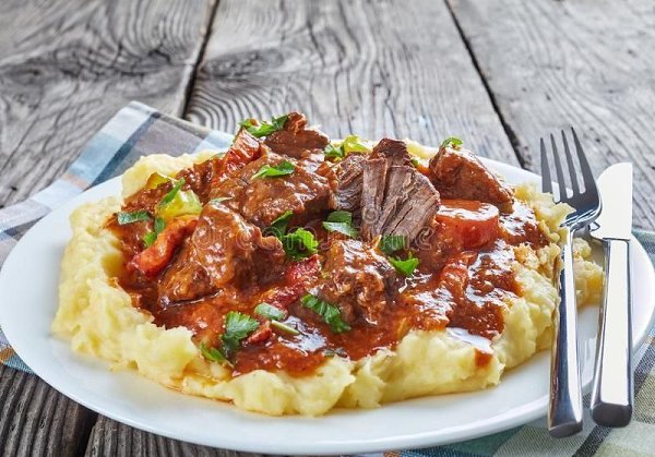 МЯСО ТУШЕНОЕ: ТОП-6 РЕЦЕПТОВ.1) Тушеное мясо с картофелем и зеленьюИНГРЕДИЕНТЫ: 300-400 г нежирной ... - 3