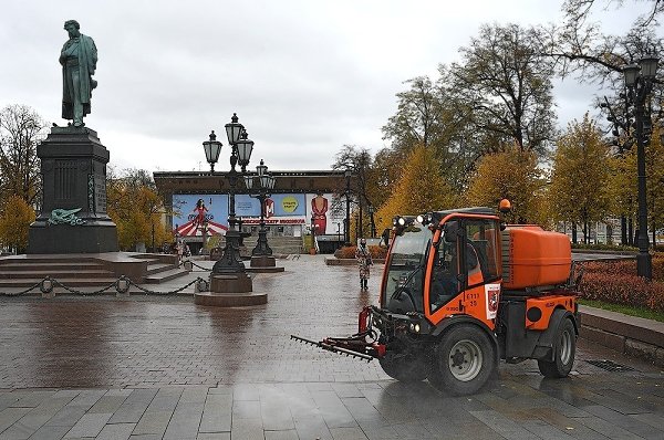 В Москве все дороги и тротуары подготовили к зиме. Их помыли со специальным шампунем. Средство ... - 6