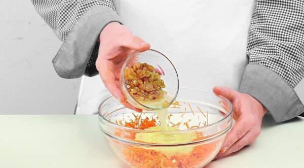 Морковный пирог.Ингредиенты:Крупные морковки — 2 шт.Консервированные ананасы — 1 банка (400 г)Изюм — ... - 4