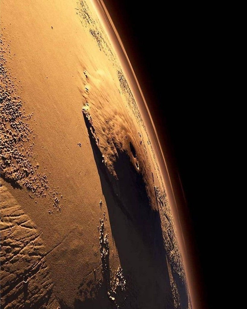 Высочайшая гора солнечной системы находится. Гора Олимп на Марсе. Марс Планета вулкан Олимп.