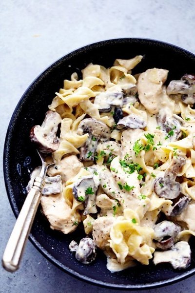 Сливочная паста с шампиньонами и курицей.Ингредиенты:Куриные грудки без костей, нарезать кубиком — 4 ...