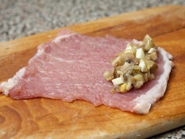 Рулетики мясные к праздничному столу.Ингредиенты:Свиное филе - 700 г.Грибы - 500 г.Лук репчатый - 2 ... - 2