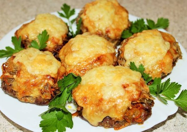 СТОЖКИ ИЗ МЯСНОГО ФАРША. Ингредиенты:фaрш мяснои - 0,5 кг; яицa крутые - 3 штуки; лук репчатыи - 2 ... - 2