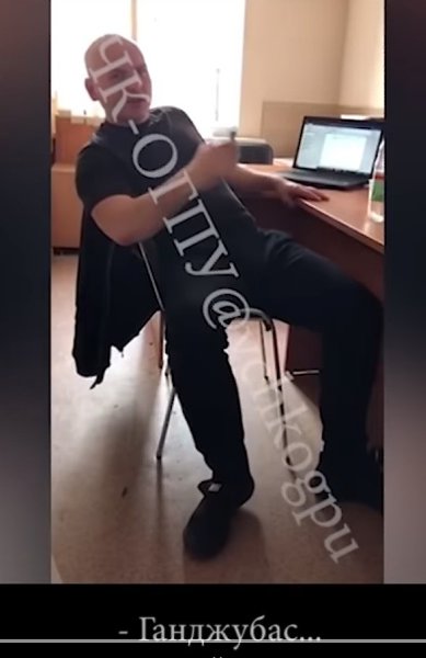 В Иркутске сотрудники ФСБ СИДЯЩИЕ В ТЮРЬМЕ записывали ролики, как следователи выпускают их в город ... - 6