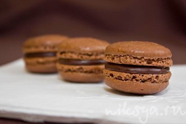Шоколадные macarons.Ингредиенты:Для печенья:- 200 г сахара- 110 г миндаля- 95 г яичных (белков ...